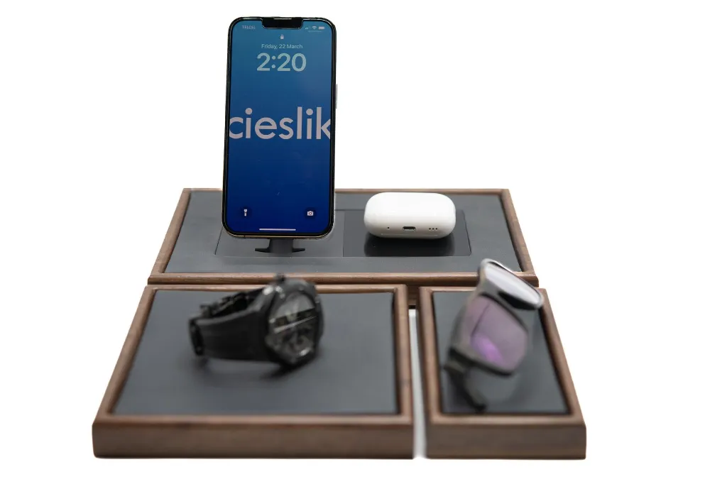 Estacion-con-carga-para-celular-by-cieslik_ORG030-144.webp