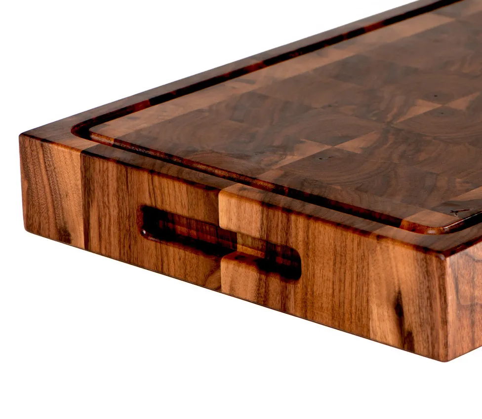 tabla.para-cortar-super-premium-end-grain-en-nogal-by-cieslik_Vista-en-ángulo-001 crop.webp