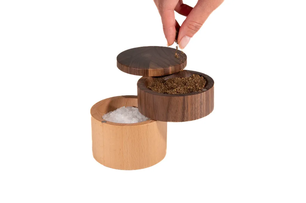 especiero-para-dos-especias-o-sal-y-pimienta-en-nogal-y-haya-solidos-con-cierre-magnetico-by-cieslik_BOW003-034.webp